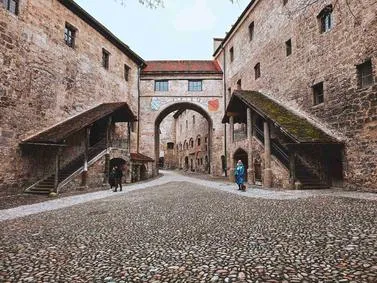 Burghausen Travel Guide: Medieval town with riverside charm and historic castles in Bavaria.