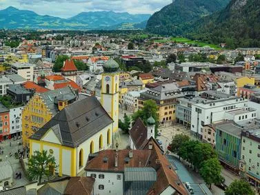 Kufstein Travel Guide: Historic Tyrol town featuring colorful traditional buildings and St. Vitus Church.